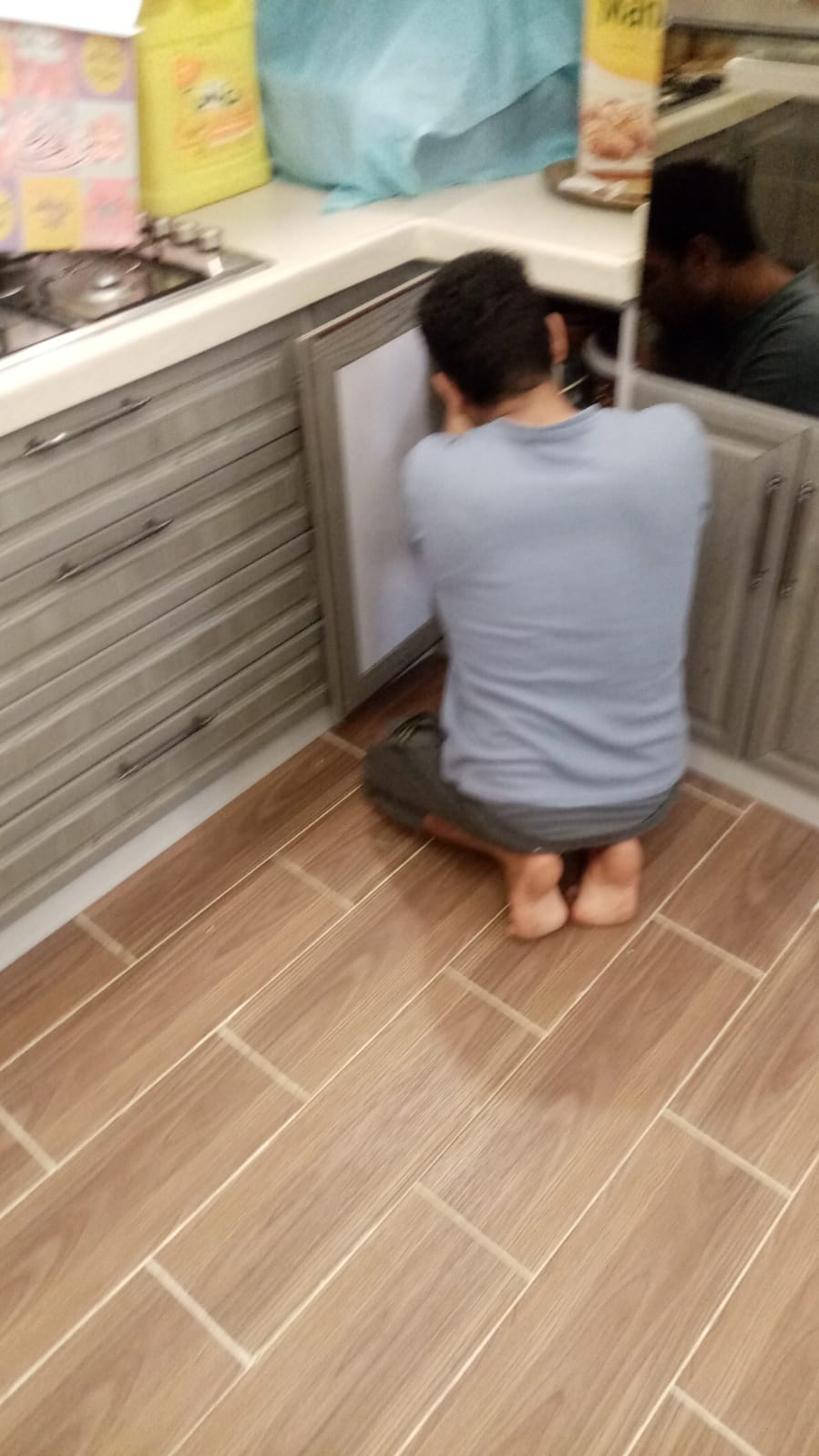 فني محترف يقوم بأعمال صيانة مطابخ حي البساتين بجدة، حيث يتم تغيير المفصلات التالفة وتصليح الأدراج لضمان كفاءة ومتانة دواليب المطبخ الألمنيوم والخشب 