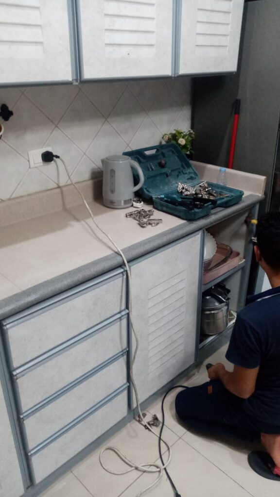 معلم تركيب مطابخ وصيانة مطابخ افضل معلم