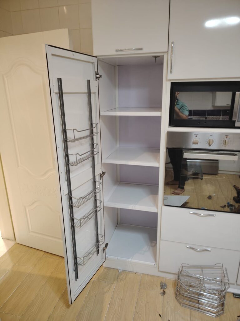 فني تغيير مفصلات دولاب مطبخ