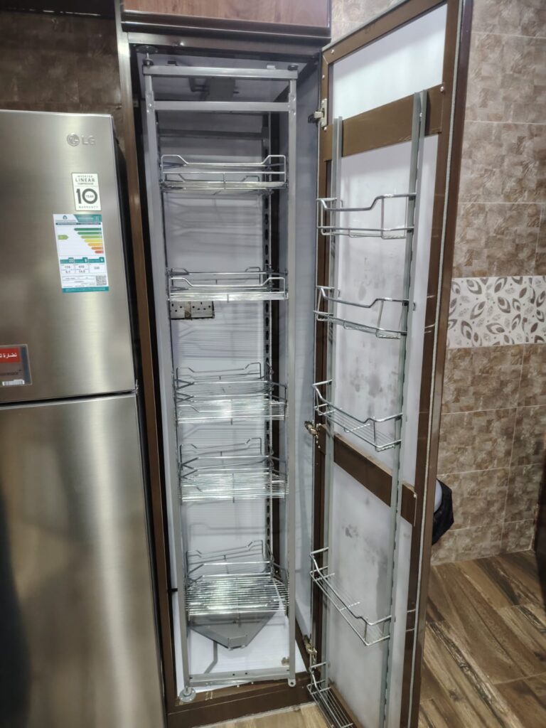 فني صيانة مطابخ جدة يقوم بإصلاح أبواب وأدراج المطبخ