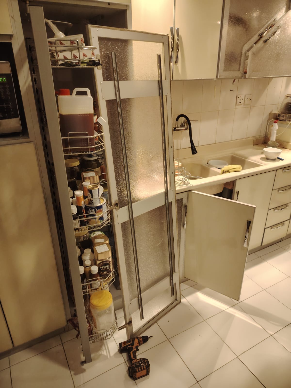 فني تصليح مفصلات المطابخ بجدة خدمات متكاملة