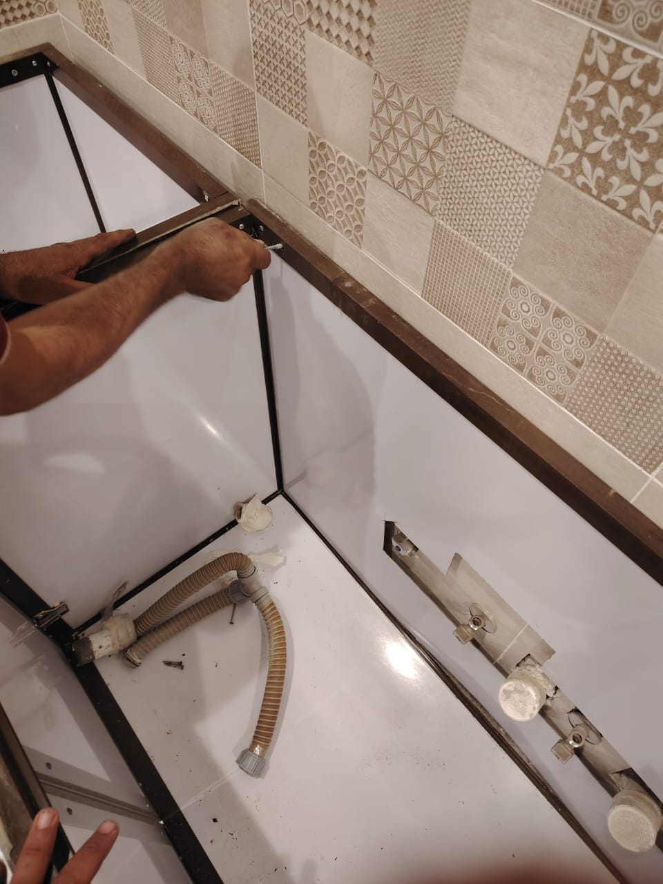 معلم صيانة دواليب المطبخ الألمنيوم في حي الجامعة