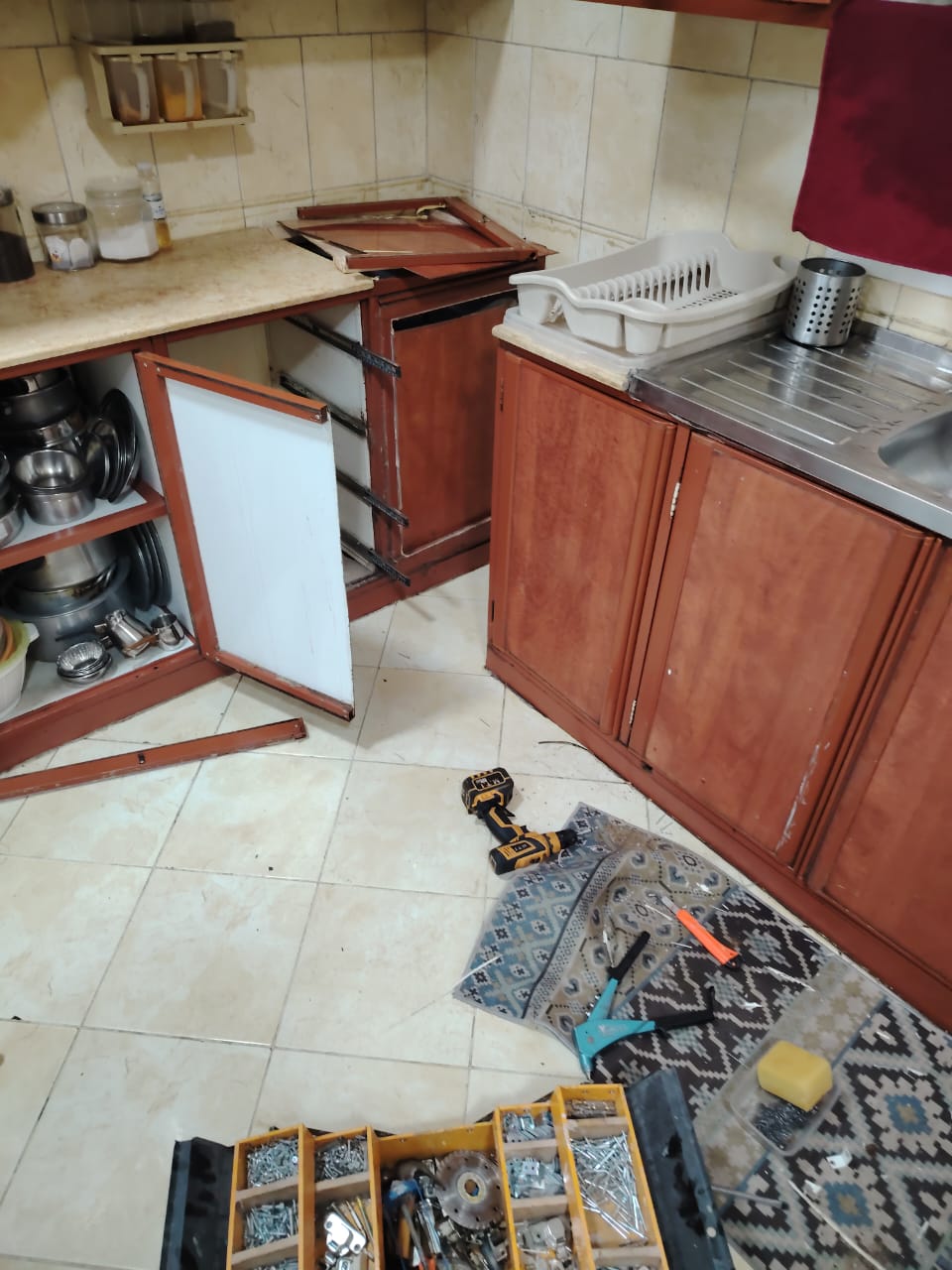 معلم صيانة دواليب المطبخ الألمنيوم في حي المحمدية