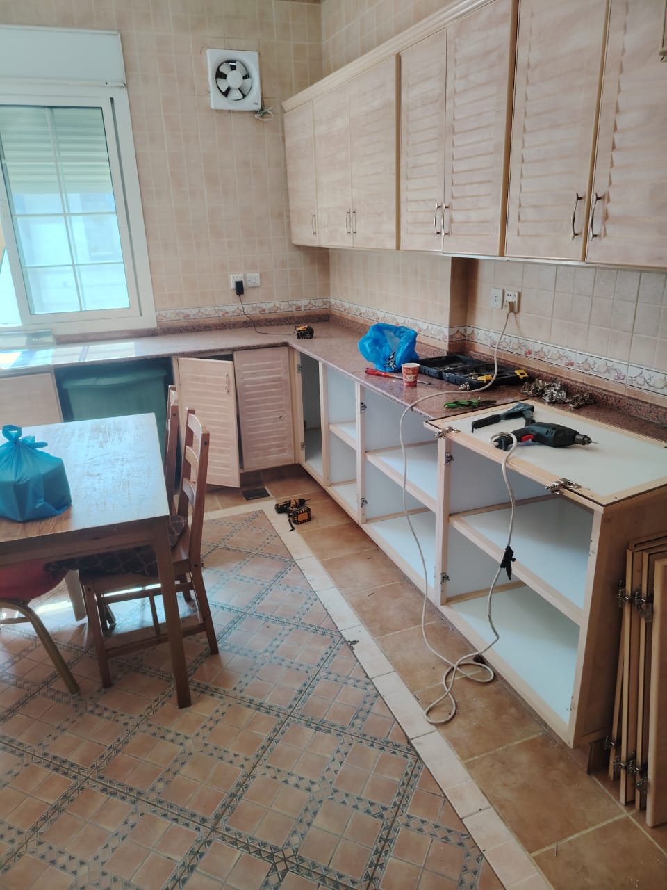 صيانة وتركيب مفصلات دواليب المطابخ بجدة – خبرة وجودة تضمن لك الأفضل