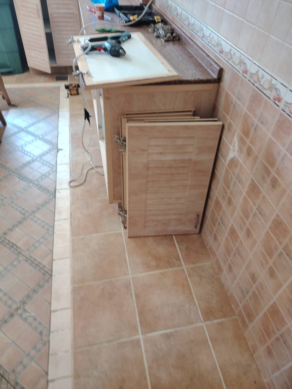 فني تركيب وصيانة مفصلات دواليب المطابخ في جدة