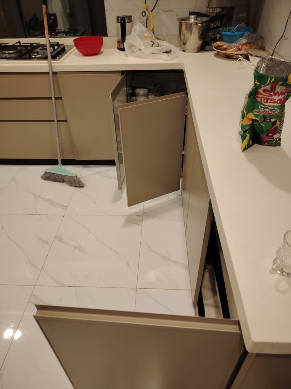 فني صيانة دواليب المطبخ الألمنيوم في حي الحمراء بجدة