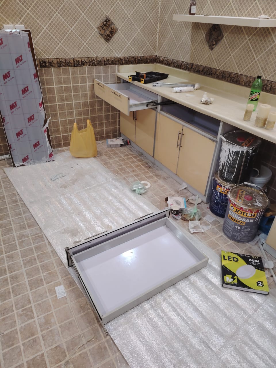 افضل فني مطابخ بجدة وتركيب مفصلات المطابخ