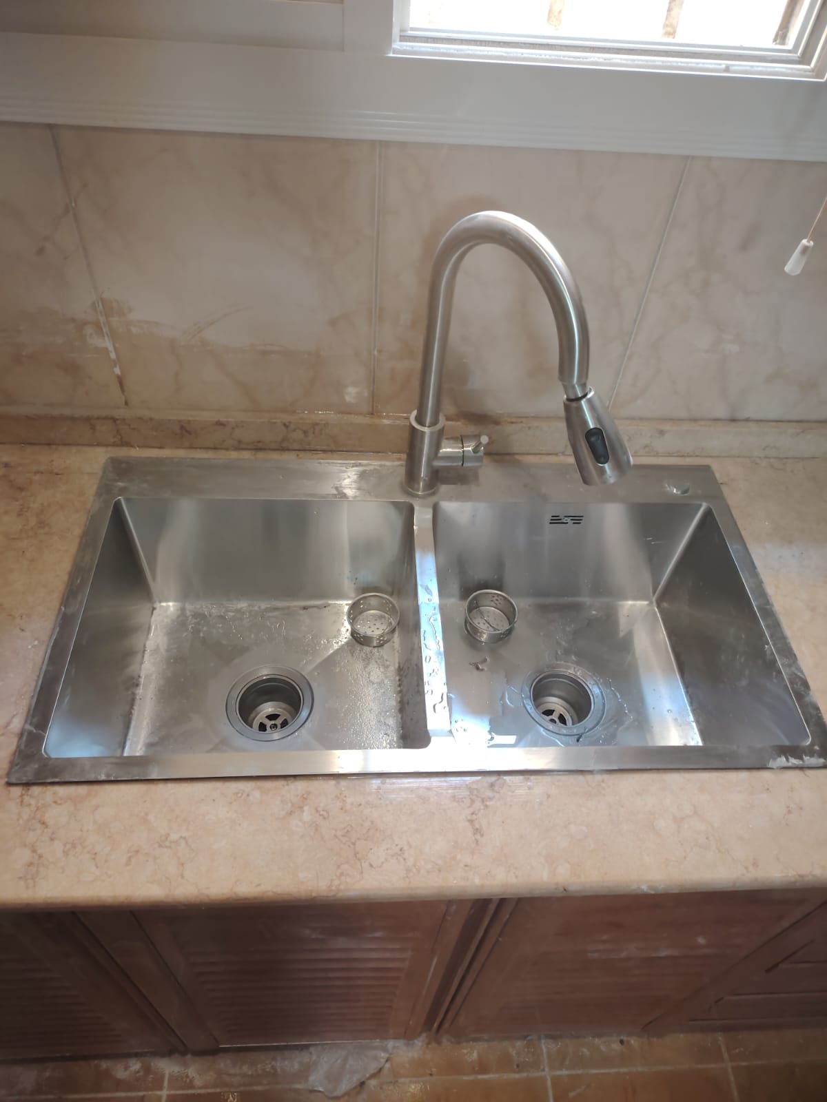 📌 تغيير الاحواض من رخام الى ستيل – أفضل الحلول لتركيب حوض المطبخ بأعلى جودة