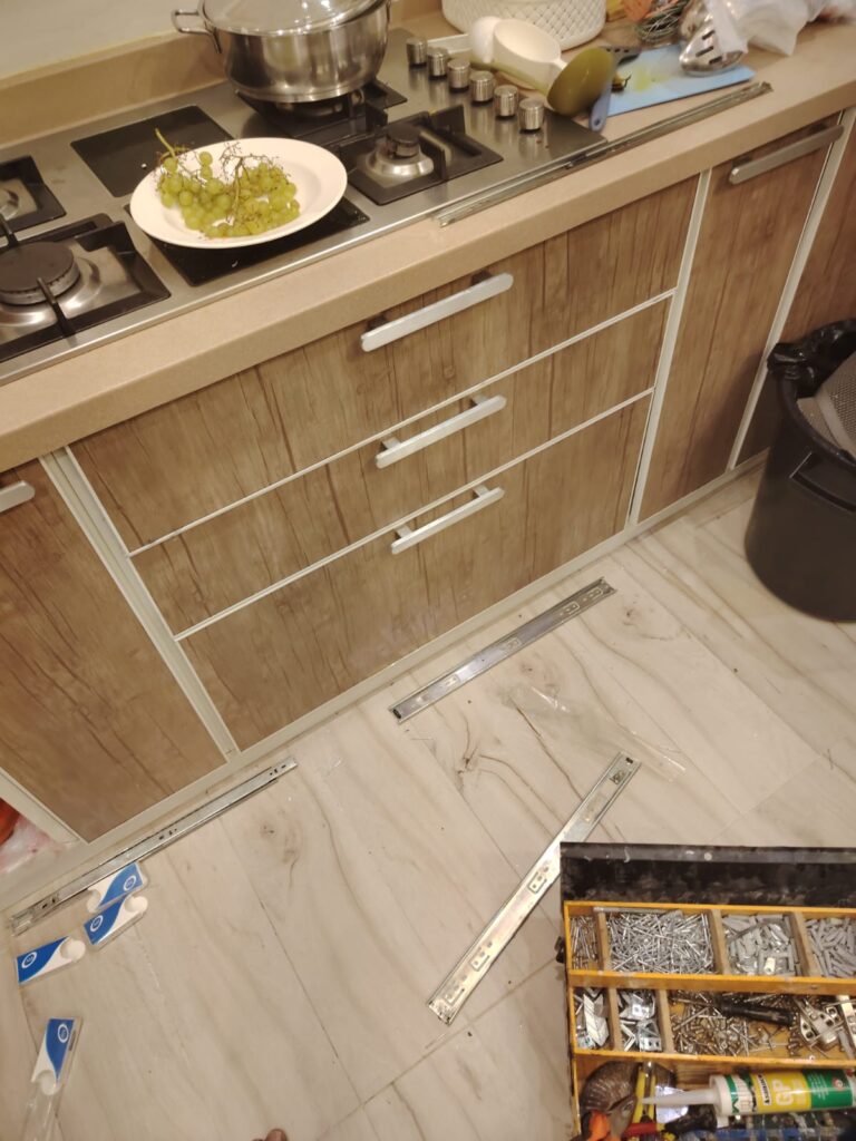 فني تركيب سحابات الدراج بجدة