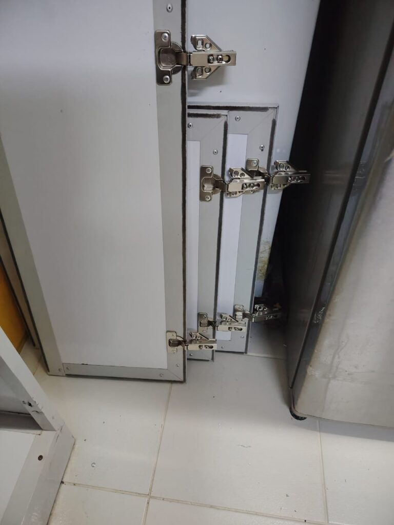 فني تصليح دواليب مطابخ بجدة مع فني متخصص في المفصلات والأدراج