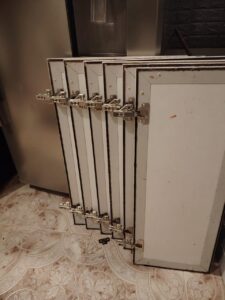 فني تصليح دواليب مطابخ بجدة مع فني متخصص في المفصلات والأدراج