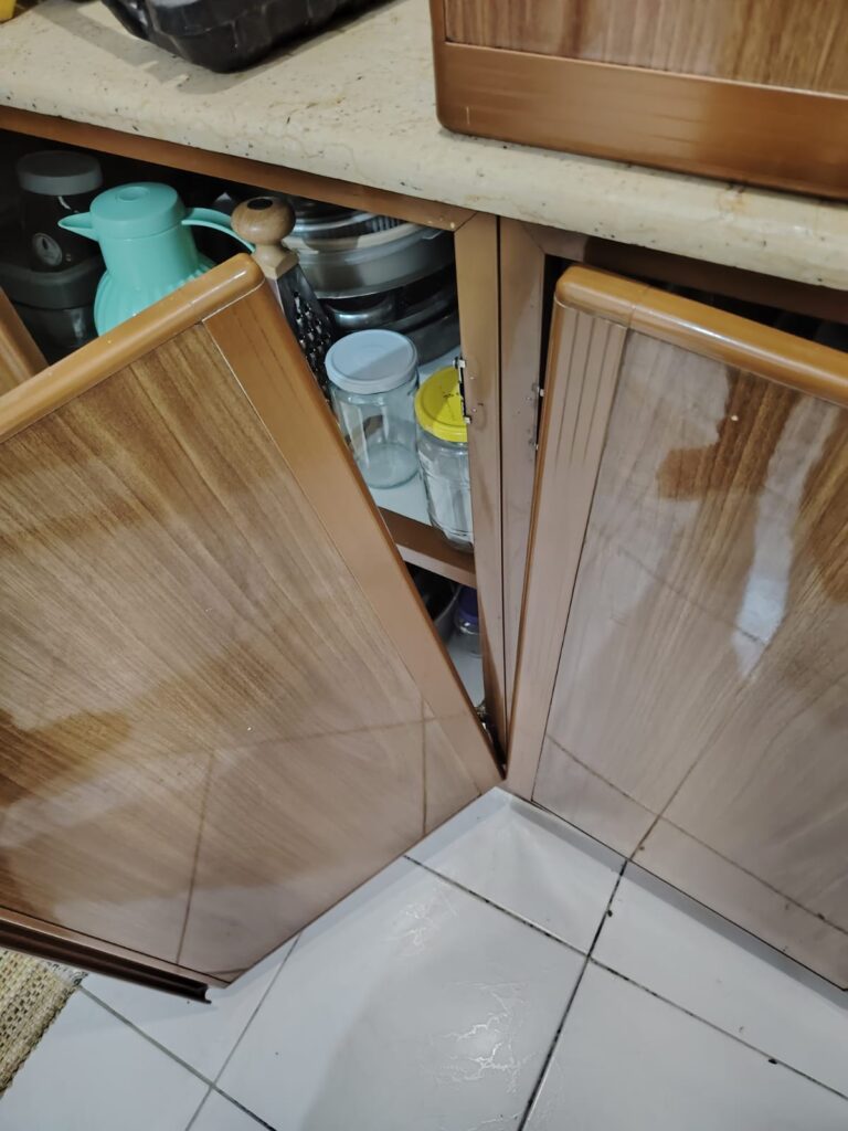 فني تصليح مفصلات دواليب المطبخ – خدمة فورية وضمان جودة