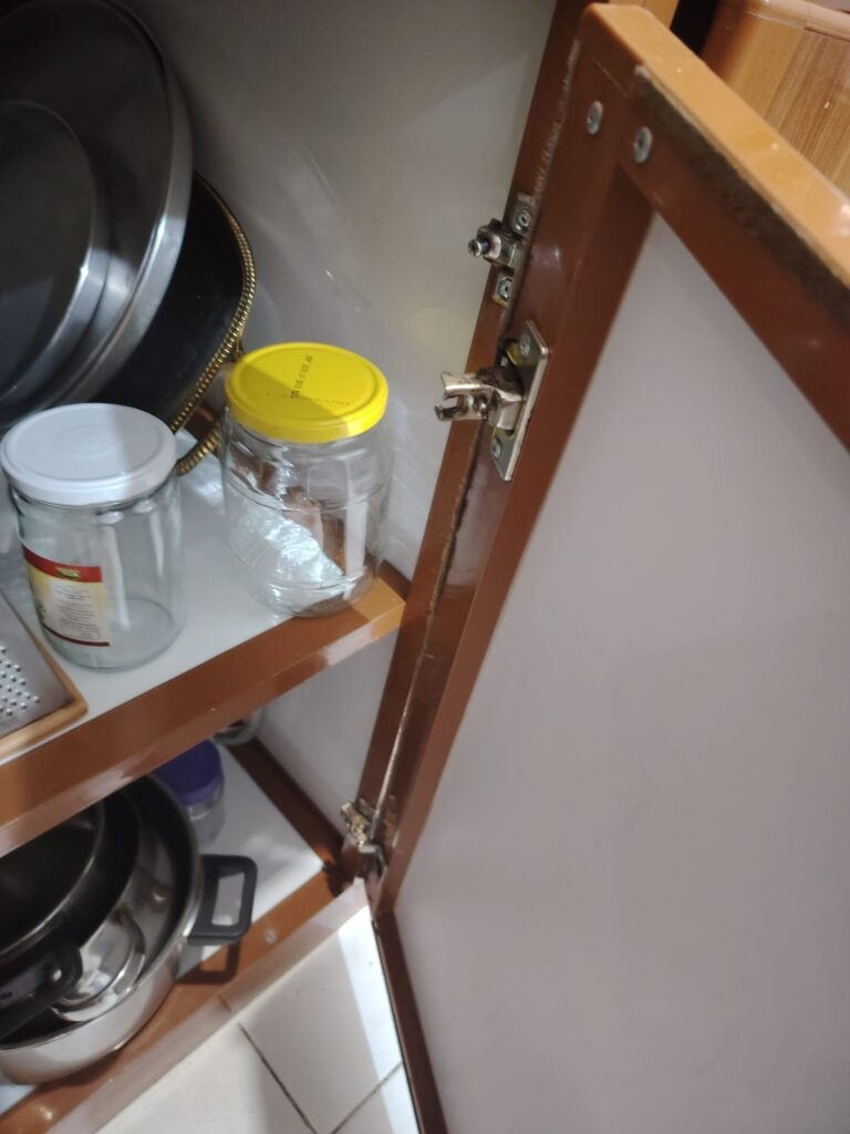 فني تصليح مفصلات دواليب المطبخ – خدمة فورية وضمان جودة