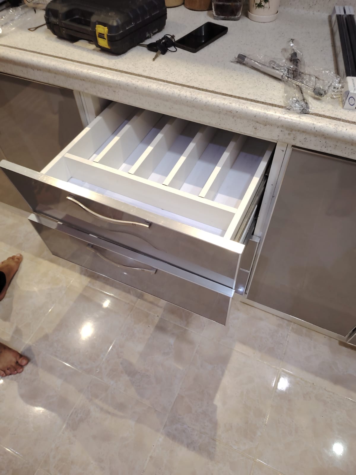 فني صيانة أدراج المطبخ بجدة – إصلاح سريع وجودة عالية