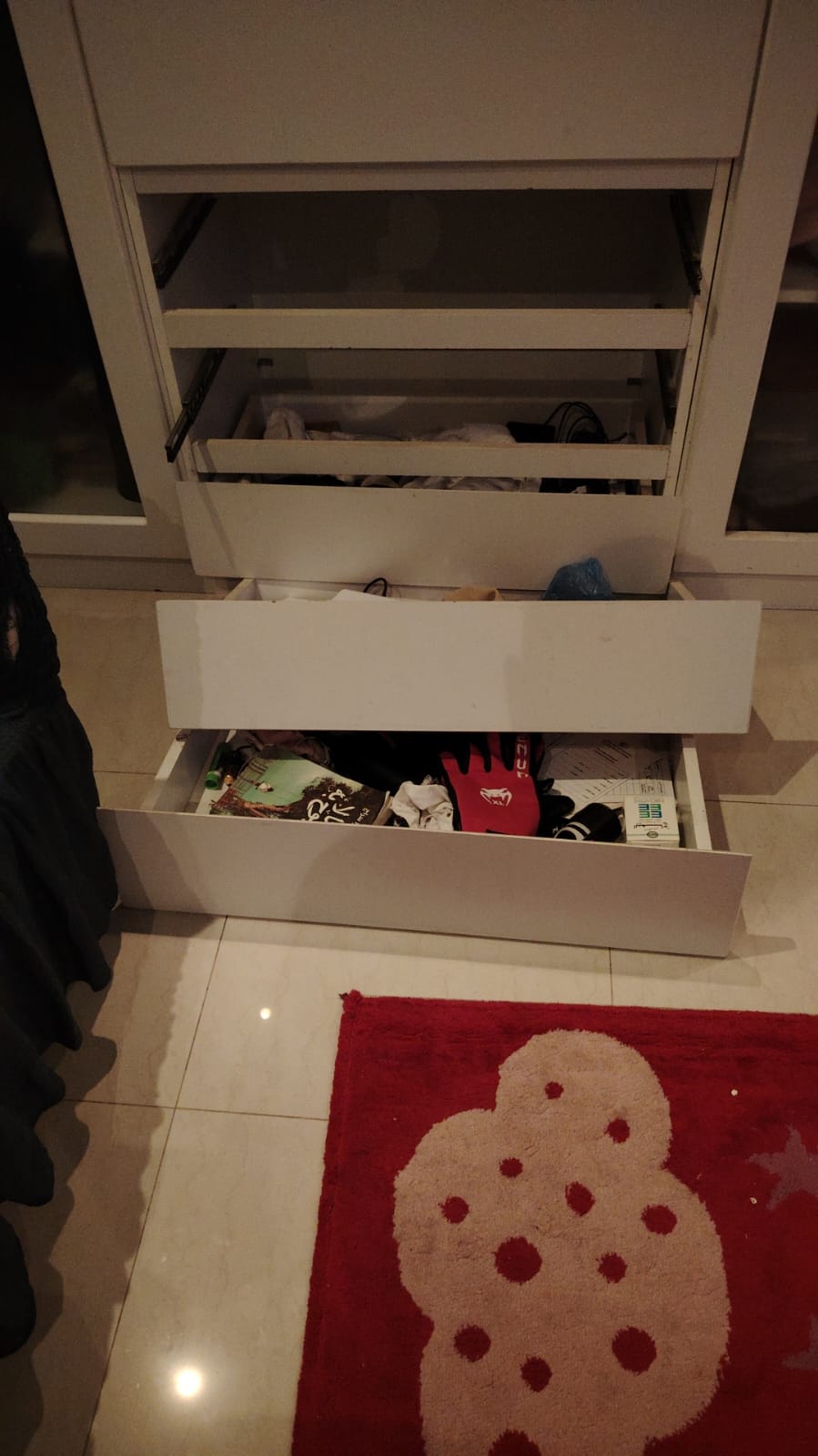 ✅ صورة تبرز مهارة فني صيانة مطابخ حي الشاطئ بجدة أثناء القيام بأعمال تصليح الدواليب الخشبية والألمنيوم وتغيير المفصلات التالفة لضمان عودة المطبخ جديداً وعملياً 