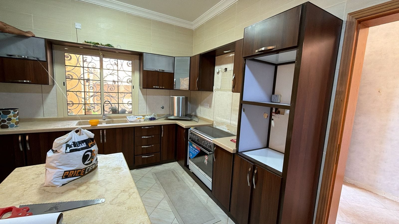 فني تغيير ألوان دواليب المطبخ بجدة – تجديد مطبخك بألوان عصرية