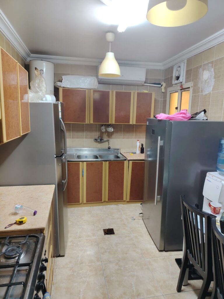 فني تغيير ألوان دواليب المطبخ بجدة – تجديد احترافي يعيد لمطبخك الحياة