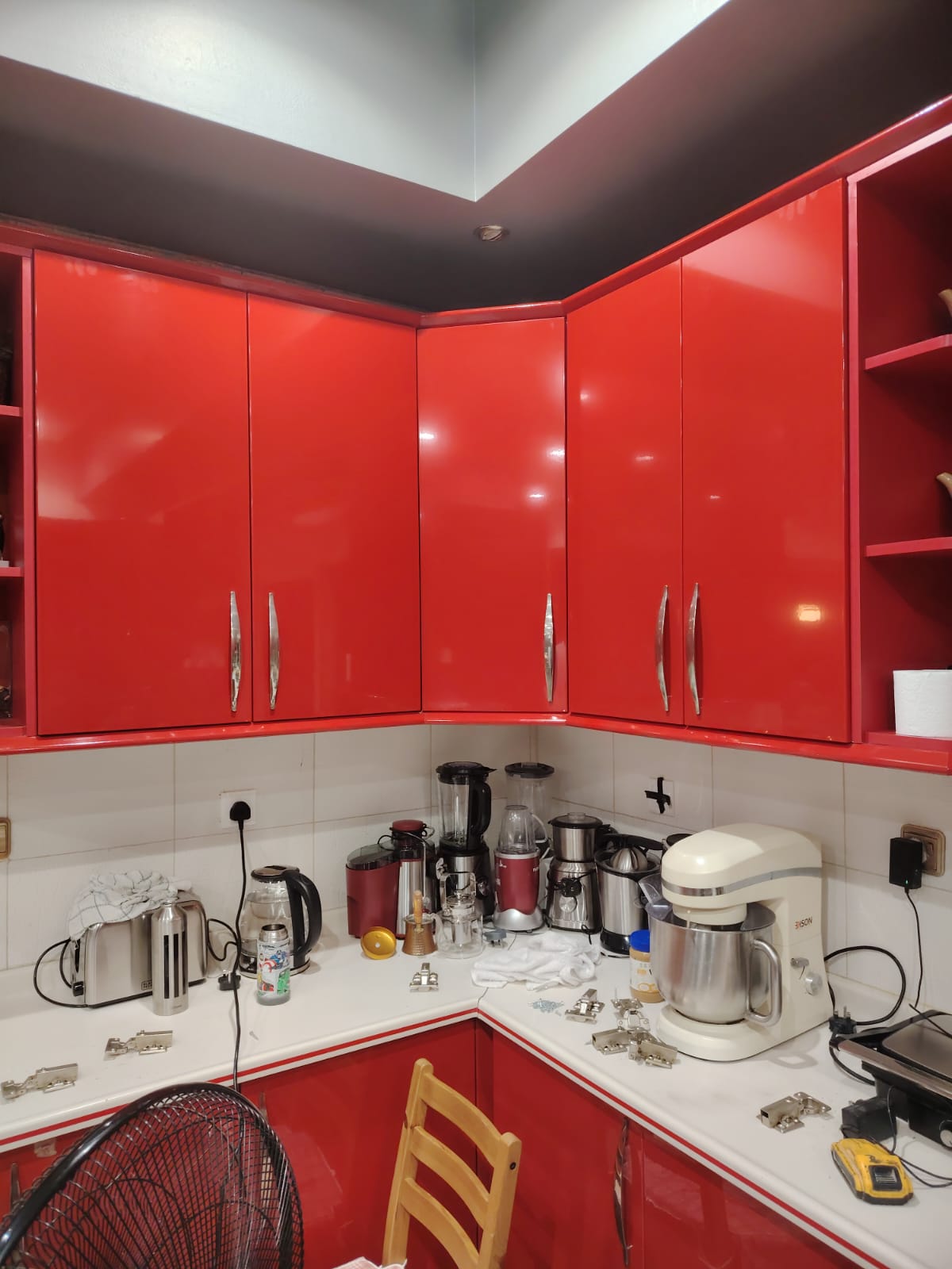 فني تغيير ألوان دواليب المطبخ بجدة – تجديد احترافي يعيد لمطبخك الحياة