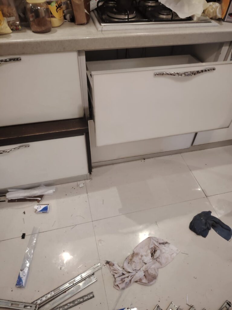 خدمة صيانة أدراج دولاب المطبخ بجدة