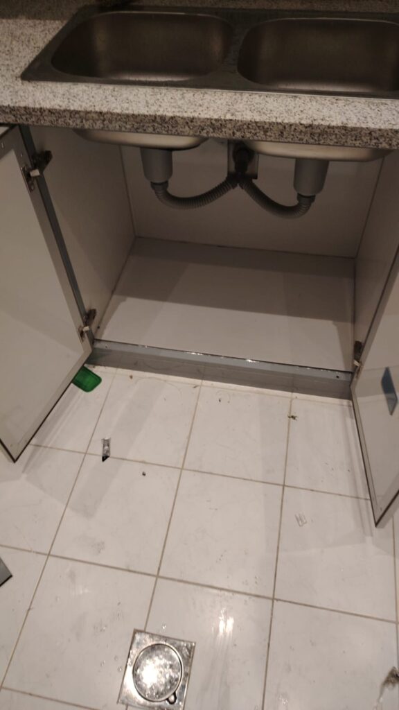 فني تصليح أرضيات دواليب المطابخ بجدة 