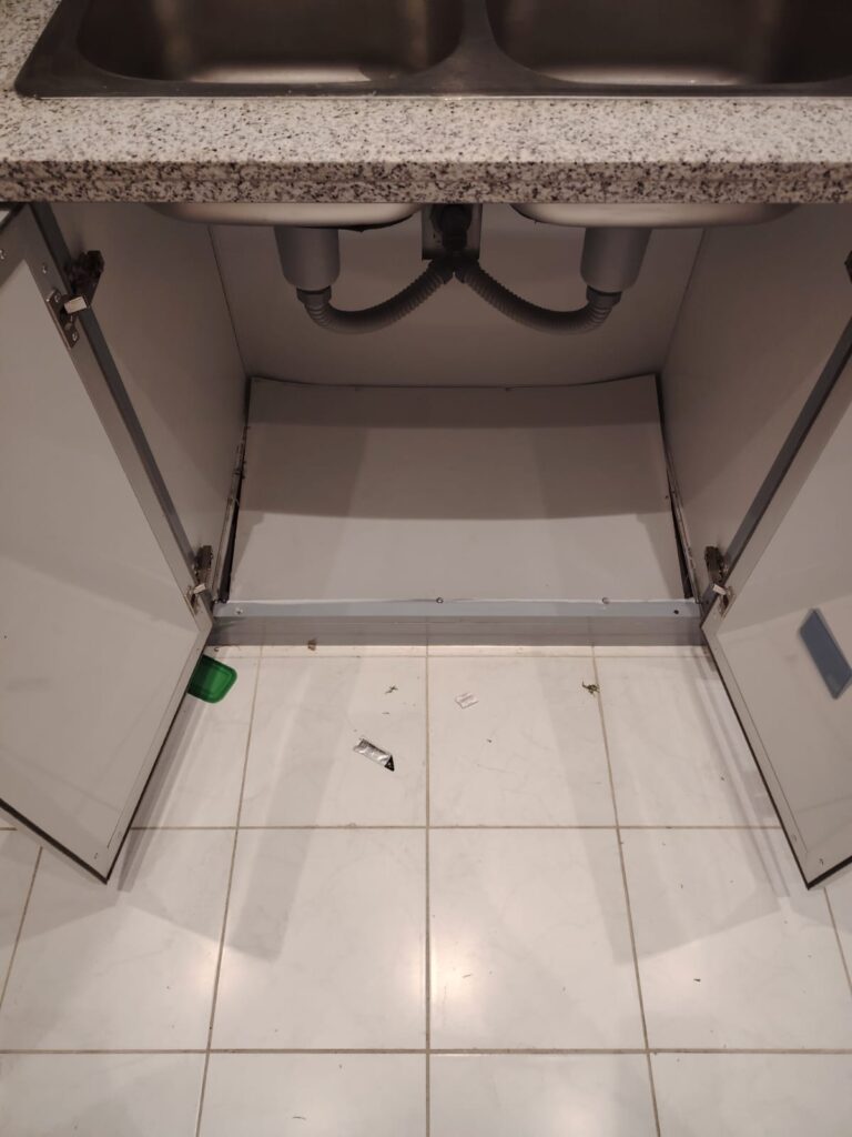 فني تصليح أرضيات دواليب المطابخ بجدة 