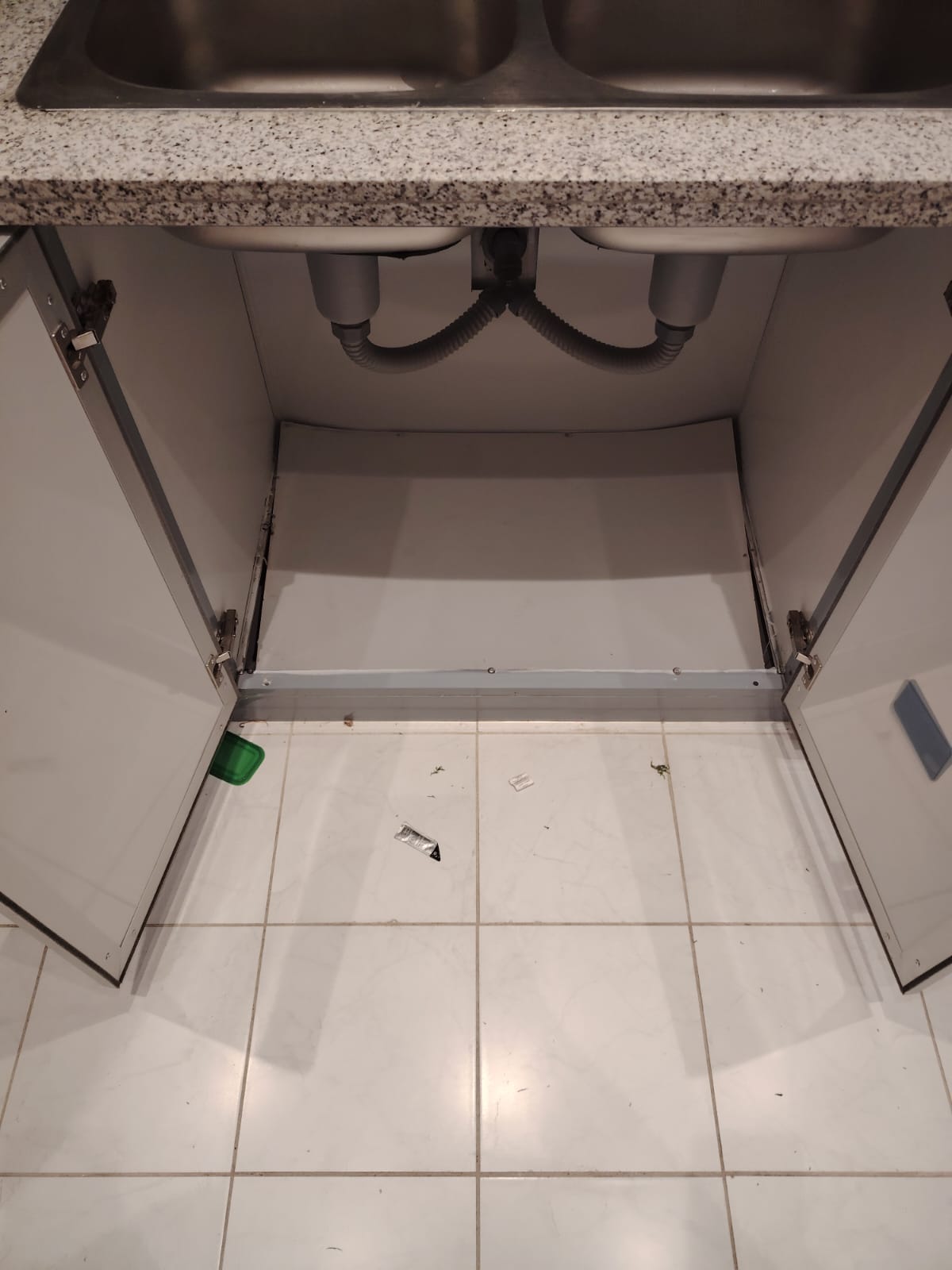 فني تصليح أرضيات دواليب المطابخ بجدة