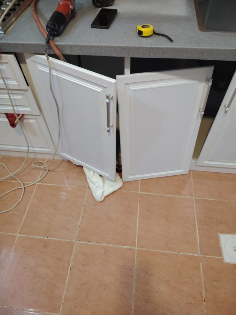 فني تعديل مكان الغسالة بدولاب المطبخ بجدة