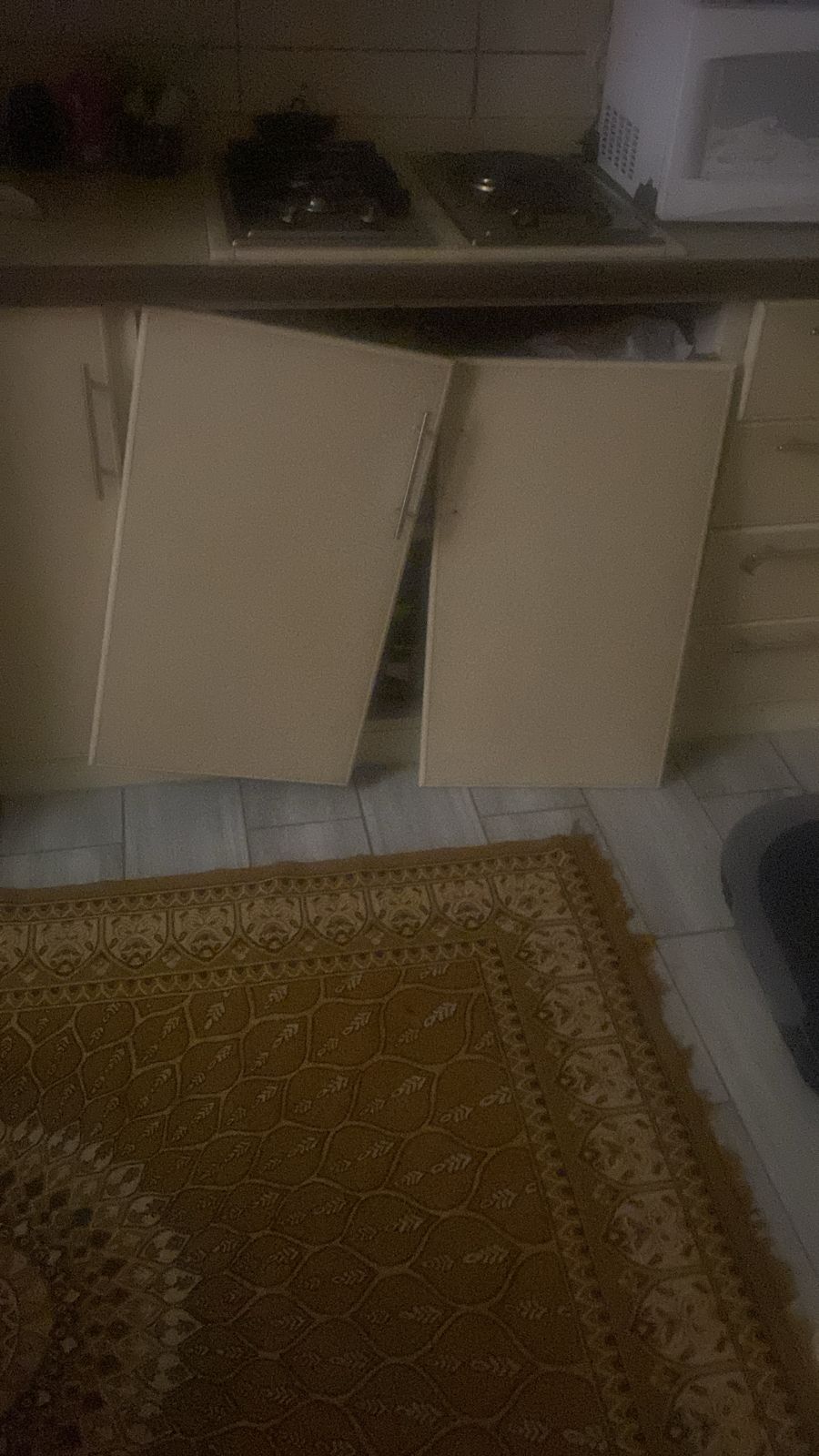 فني متخصص في تصليح أدراج ودواليب المطابخ بجدة أثناء استبدال السحابات التالفة وصيانة الهياكل الخشبية والألمنيوم لضمان متانة الوحدات وسهولة استخدامها 