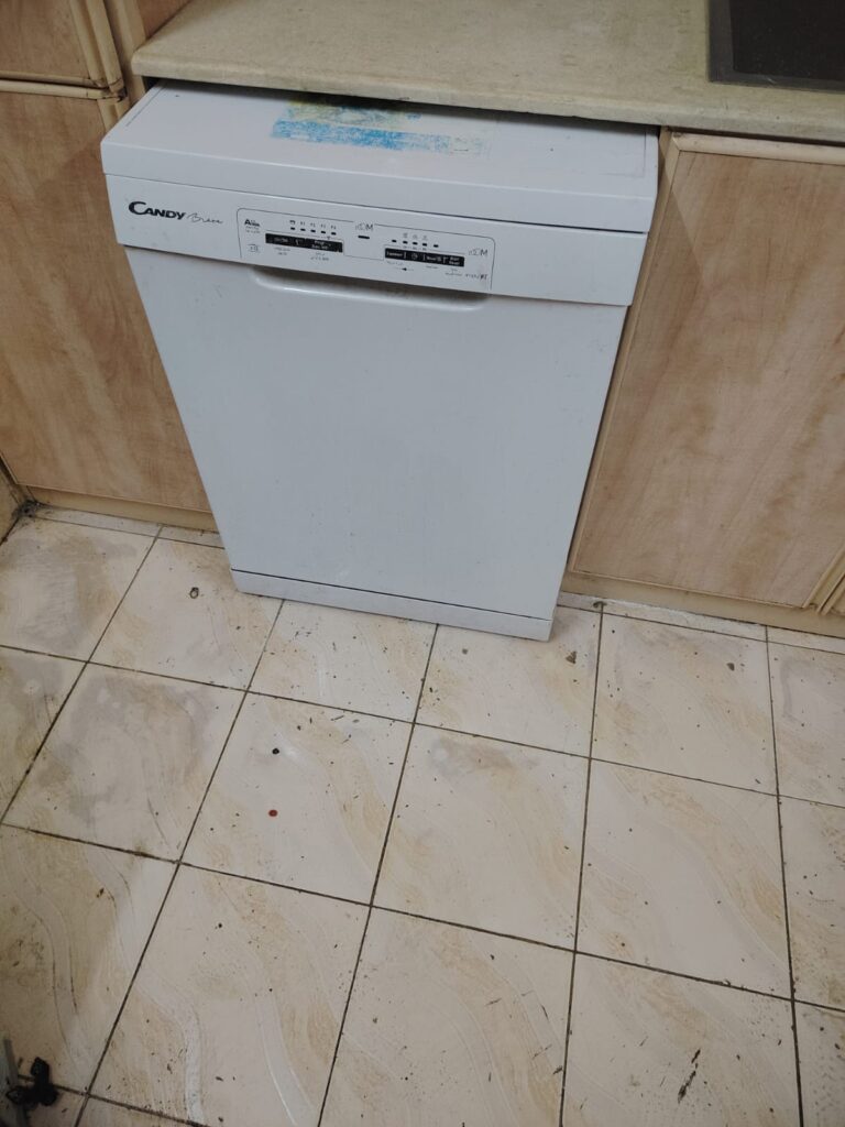 فني تعديل مكان الغسالة في دولاب المطبخ بجدة