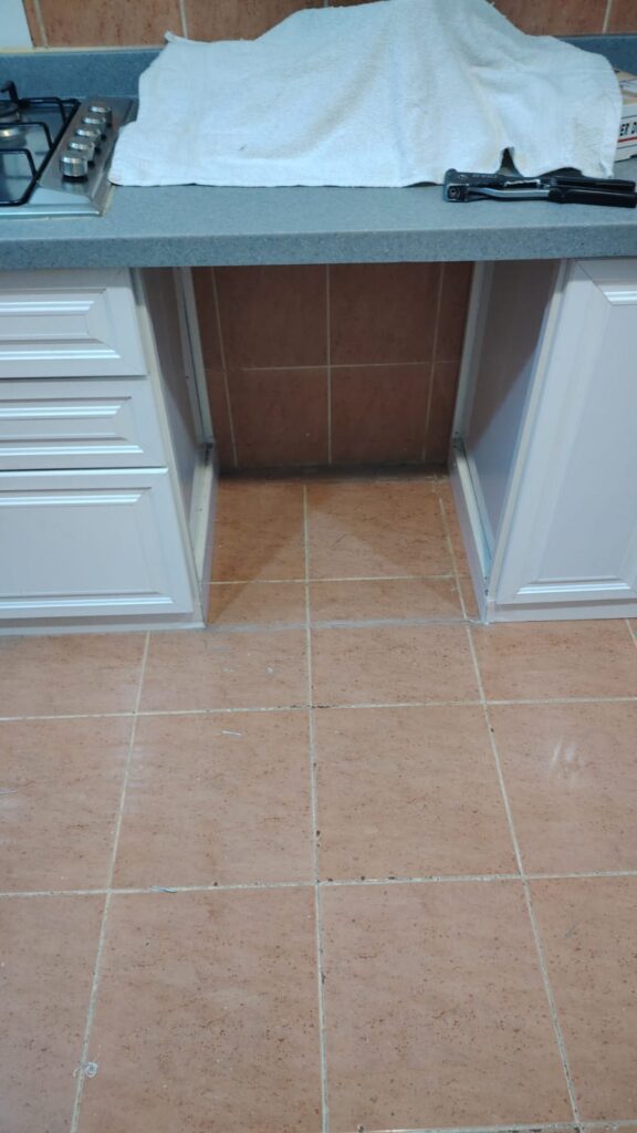 فني تعديل مكان الغسالة في دولاب المطبخ بجدة