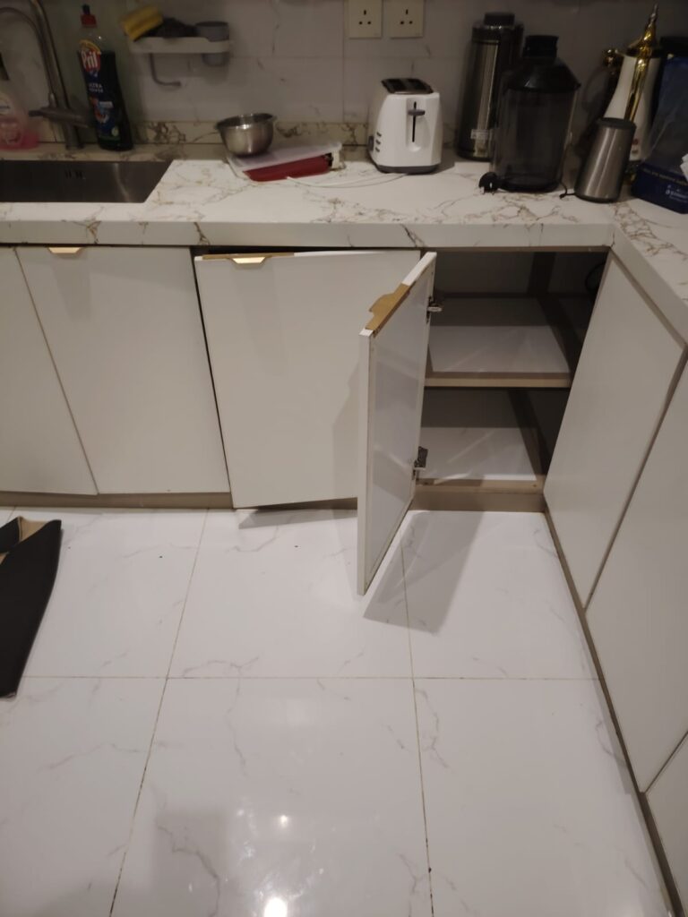 فني تعديل الغسالة بدولاب المطبخ