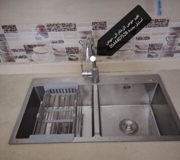 فني متخصص في تركيب حوض الستيل بجدة يقوم بتثبيت المجالي بدقة عالية مع استخدام أفضل مواد السيليكون الألماني لمنع تسرب المياه والحفاظ على دواليب المطبخ 