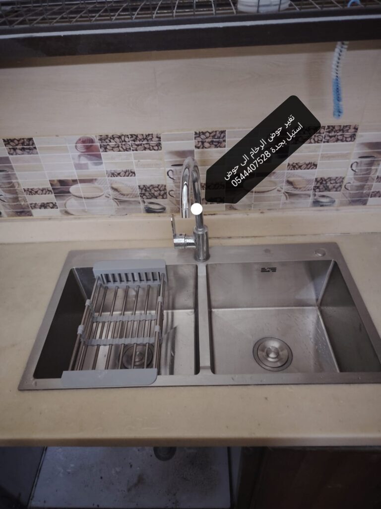 فني متخصص في تركيب حوض الستيل بجدة يقوم بتثبيت المجالي بدقة عالية مع استخدام أفضل مواد السيليكون الألماني لمنع تسرب المياه والحفاظ على دواليب المطبخ.