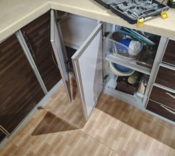 ✅ صورة تعبر عن احترافية فني صيانة مطابخ حي الفيصلية بجدة وتوضح مهارته الفائقة في تعديل دواليب الألمنيوم وتغيير المفصلات التالفة بدقة 