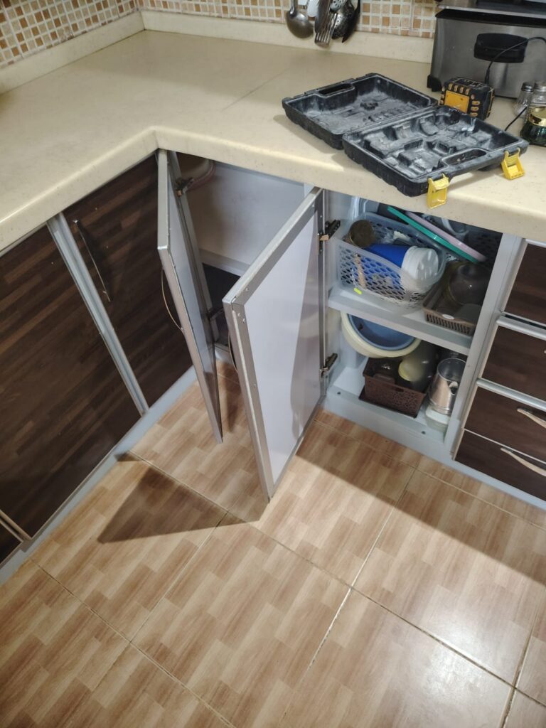 ✅ صورة تعبر عن احترافية فني صيانة مطابخ حي الفيصلية بجدة وتوضح مهارته الفائقة في تعديل دواليب الألمنيوم وتغيير المفصلات التالفة بدقة.