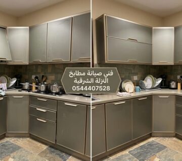✅ صورة توضح مهارة فني صيانة مطابخ النزلة الشرقية بجدة أثناء تغيير مفصلات دواليب الألمنيوم التالفة وتعديل الأبواب المائلة لضمان عملها بمرونة وقوة 