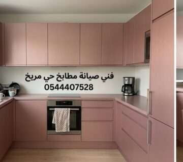 ✅ صورة تظهر احترافية فني صيانة مطابخ حي مريخ بجدة في تصليح دواليب الألمنيوم وتغيير المفصلات التالفة ليعود المطبخ قويا وعمليا 