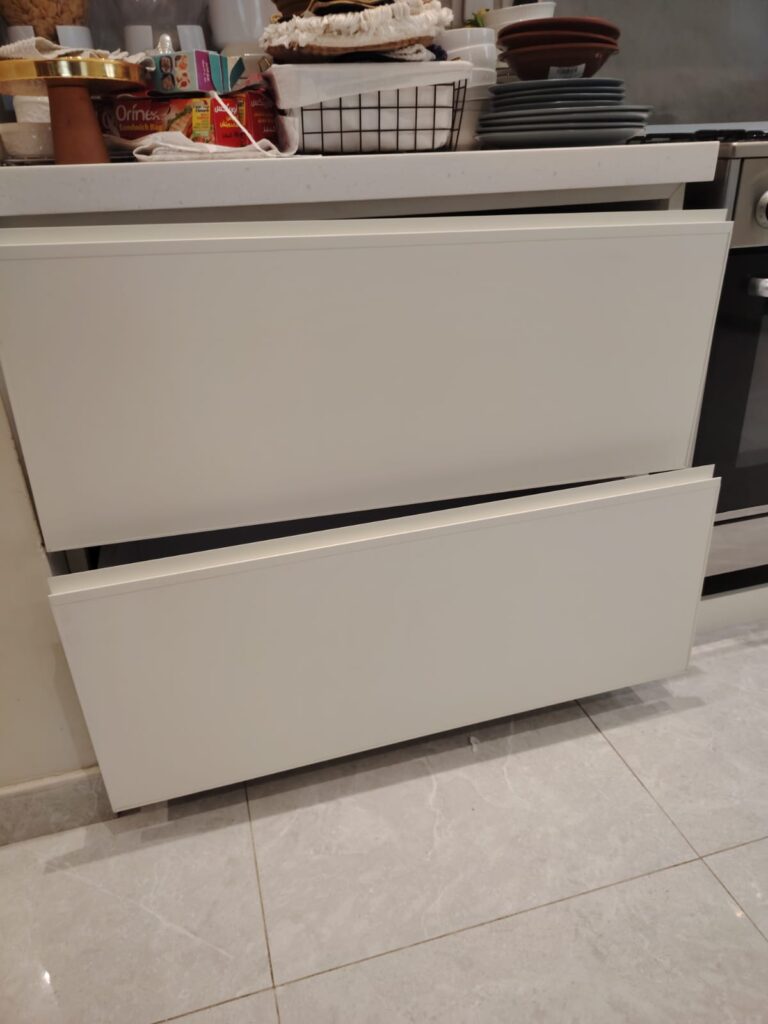 ✅ صورة تظهر احترافية فريق العمل في صيانة دواليب مطابخ بخالدية بجدة أثناء معالجة هبوط زوايا الألمنيوم وتغيير المفصلات الصدئة لإغلاق محكم.